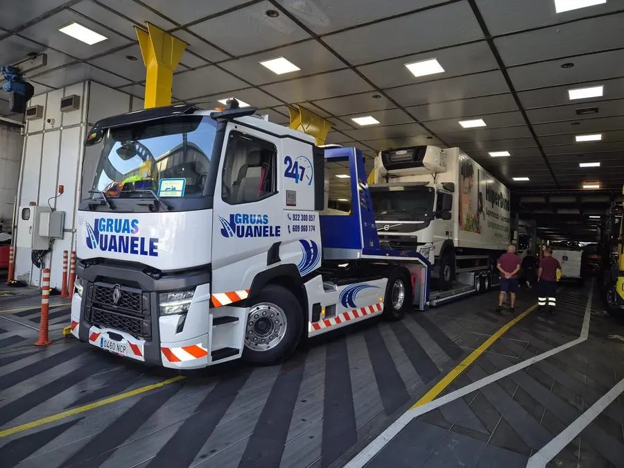 Camión de Grúas Juanele durante una operación de traslado en un recinto de carga
