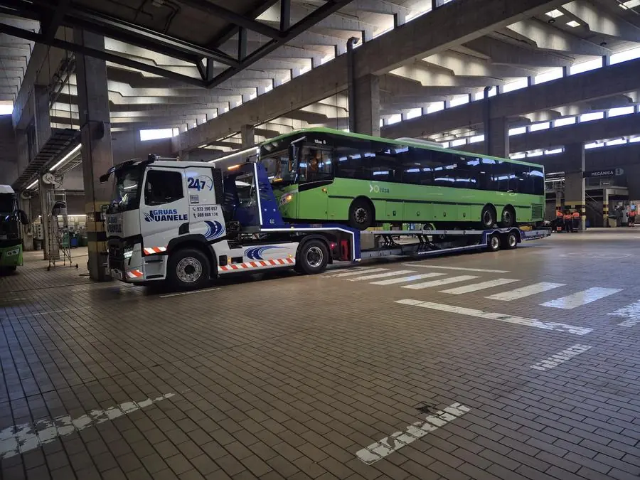 Autobús transportado sobre una góndola de Grúas Juanele
