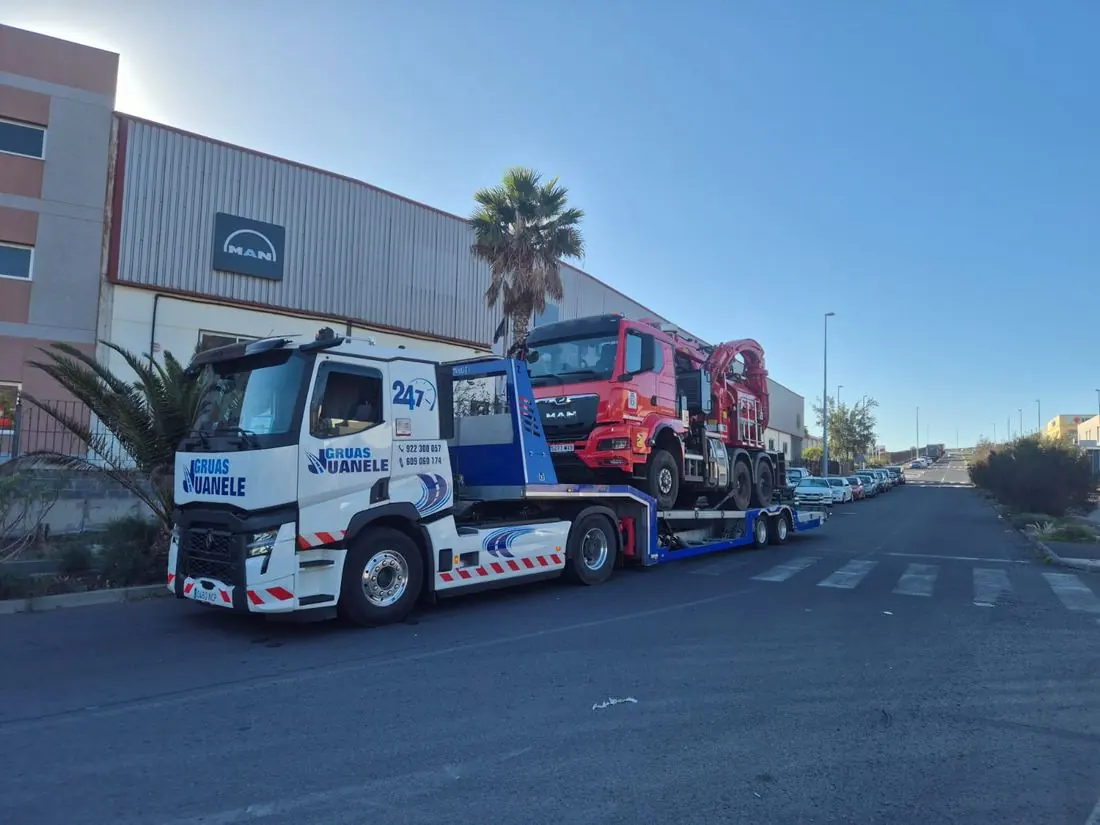 Transporte de vehículo pesado sobre góndola